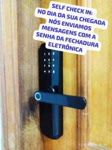 une poignée de porte noire munie d'un panneau. dans l'établissement Quitinete ACONCHEGANTE, à Rio de Janeiro