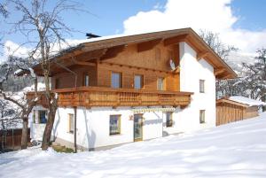 uma casa com neve em frente em Blaserhof Hainzenberg em Hainzenberg