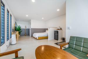 济州市拉纳马度假屋的带床、桌椅的客厅