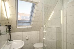 Koupelna v ubytování moderne FeWo Nr 4 mit Balkon, Sauna im Haus, Garten - Ferienwohnungen am Wald