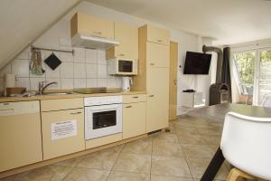 Kuchyň nebo kuchyňský kout v ubytování moderne FeWo Nr 4 mit Balkon, Sauna im Haus, Garten - Ferienwohnungen am Wald