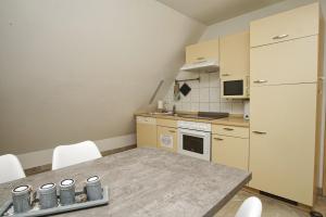 Kuchyň nebo kuchyňský kout v ubytování moderne FeWo Nr 4 mit Balkon, Sauna im Haus, Garten - Ferienwohnungen am Wald