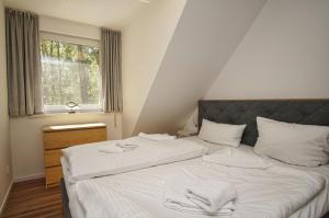 Postel nebo postele na pokoji v ubytování moderne FeWo Nr 4 mit Balkon, Sauna im Haus, Garten - Ferienwohnungen am Wald