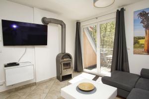TV a/nebo společenská místnost v ubytování moderne FeWo Nr 4 mit Balkon, Sauna im Haus, Garten - Ferienwohnungen am Wald