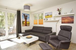 Posezení v ubytování moderne FeWo Nr 4 mit Balkon, Sauna im Haus, Garten - Ferienwohnungen am Wald