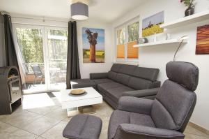 Posezení v ubytování moderne FeWo Nr 4 mit Balkon, Sauna im Haus, Garten - Ferienwohnungen am Wald