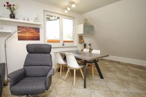 Posezení v ubytování moderne FeWo Nr 4 mit Balkon, Sauna im Haus, Garten - Ferienwohnungen am Wald + 18 fotografií