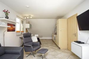 TV a/nebo společenská místnost v ubytování moderne FeWo Nr 4 mit Balkon, Sauna im Haus, Garten - Ferienwohnungen am Wald