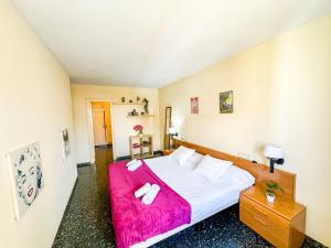 a bedroom with a large bed with a pink blanket at Duplex del Mar Castellon ComoTuCasa in Castellón de la Plana