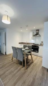 A cozinha ou cozinha compacta de City Apartment 2 bed 2 bath- Netflix - Off-Street Parking - Wifi