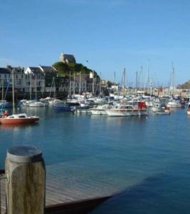 un puerto deportivo con muchos barcos en el agua en Georgian Town House, en Ilfracombe