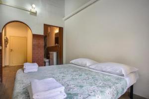 Il Nido di Phili - Sweet Dreams in Florence في فلورنسا: غرفة نوم بسرير كبير عليها مناشف
