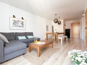 ein Wohnzimmer mit einem Sofa und einem Tisch in der Unterkunft Happy Apartments in Barcelona