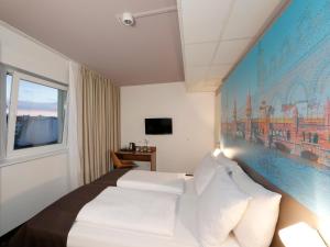TV a/nebo společenská místnost v ubytování B&B Hotel Berlin City-Ost