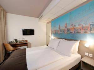 Postel nebo postele na pokoji v ubytování B&B Hotel Berlin City-Ost