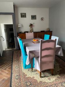einem Esstisch mit Stühlen und einem Obstteller darauf in der Unterkunft Maison de 2 chambres a Clion in Clion