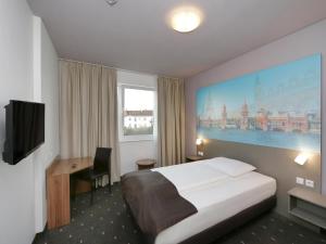 Postel nebo postele na pokoji v ubytování B&B Hotel Berlin City-Ost