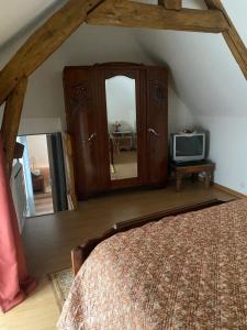 ein Schlafzimmer mit einer Kommode, einem Spiegel und einem Bett in der Unterkunft Maison de 2 chambres a Clion in Clion