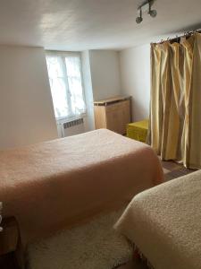 1 Schlafzimmer mit 2 Betten und einem Fenster in der Unterkunft Maison de 2 chambres a Clion in Clion