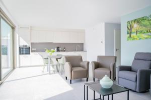 a kitchen and living room with chairs and a table at Green HOME Wieze in Wieze