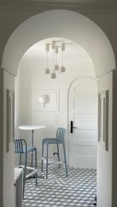 uma sala de jantar com duas cadeiras e uma mesa em Casa Lucia Relaxing rooms em Anacapri