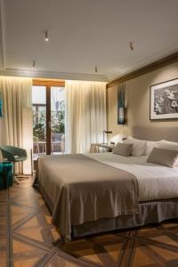 1 dormitorio con 1 cama grande y 1 mesa en El Llorenc Parc de la Mar - Adults Only (+16) en Palma de Mallorca