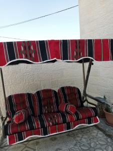 - un canapé installé sous une table dans le salon dans l'établissement Jerash air apartment, à Jerash