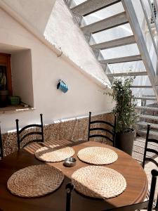 una mesa de madera con cuatro sillas y un asterisco en Casa Rural Pernales I, en Ruidera