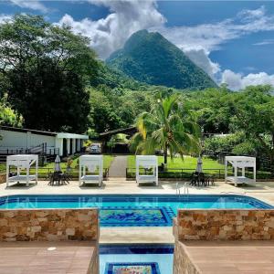 una piscina del resort con una montagna sullo sfondo di Eco Hotel Montenegro a Medellín