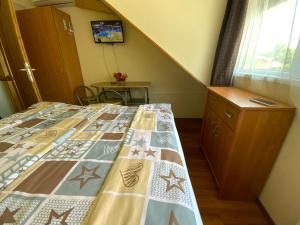 Televízia a/alebo spoločenská miestnosť v ubytovaní Első Fecske apartmanok