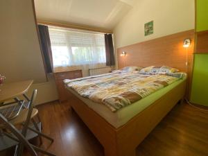 Posteľ alebo postele v izbe v ubytovaní Első Fecske apartmanok