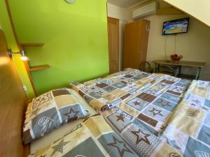 Posteľ alebo postele v izbe v ubytovaní Első Fecske apartmanok