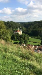 ein Haus auf einem Hügel mit einem grünen Feld in der Unterkunft Ferienwohnungen zur POST 2 in Breitenbrunn