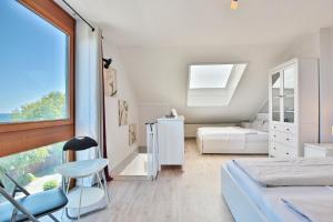 ein kleines Schlafzimmer mit einem Bett und einem Fenster in der Unterkunft Haus Adria Haus Adria Appartement 29 in Scharbeutz