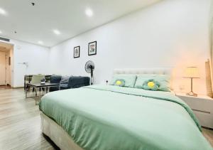 Tempat tidur dalam kamar di Bintang Suites Kuala Lumpur City Centre