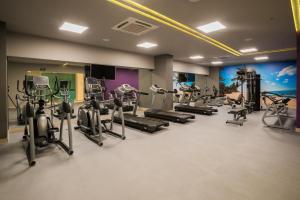 The fitness centre and/or fitness facilities at Mercure Santa Marta Emile