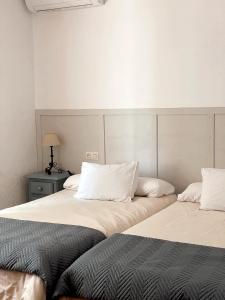 two beds sitting next to each other in a room at Casa Rural Pernales I in Ruidera