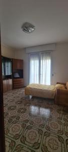 sypialnia z łóżkiem i dużym dywanem w obiekcie Apartament Cedro del Libano w mieście Marano