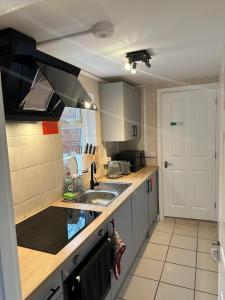 uma cozinha com um lavatório e uma bancada em 116 Maison Dieu Road Room C in Dover em Dover