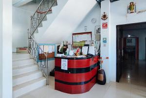 een trap in een kamer met een rood en zwart aanrecht bij RedDoorz @ Raj Inn Guimaras in Oracon