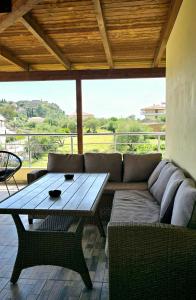 una sala de estar con un sofá y una mesa en Philoxenia guest house, en Himare