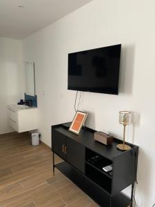 Televízia a/alebo spoločenská miestnosť v ubytovaní Cosy Appart’ & spa - Appartement privatif - baignoire balnéothérapie