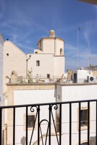 uma vista para um edifício a partir de uma varanda em Dimore di Brando Vico Gelso em Polignano a Mare