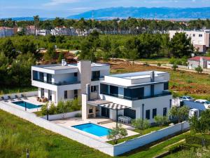 eine Luftaufnahme eines Hauses mit Swimmingpool in der Unterkunft Villa Marita 2 in Privlaka