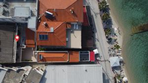 an overhead view of a house next to the ocean at Ice Hot Rooms Pefkochori in Pefkohori