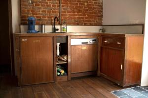 a kitchen with a counter with an open drawer at Het Bosnest, een vakantiewoning aan het Hallerbos in Halle