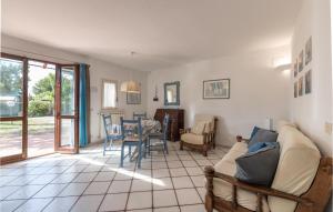 uma sala de estar com um sofá e uma mesa em Lovely Home In Porto S,stefano With Wifi em Santa Liberata