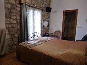 Postel nebo postele na pokoji v ubytování Xenios Petritis + 13 fotografií