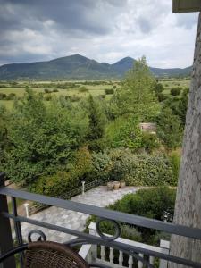 een uitzicht vanaf het balkon van een huis bij Xenios Petritis in Levádeia