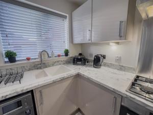 Η κουζίνα ή μικρή κουζίνα στο 3bed House - Contractors - Close to all amenities +14 φωτογραφίες